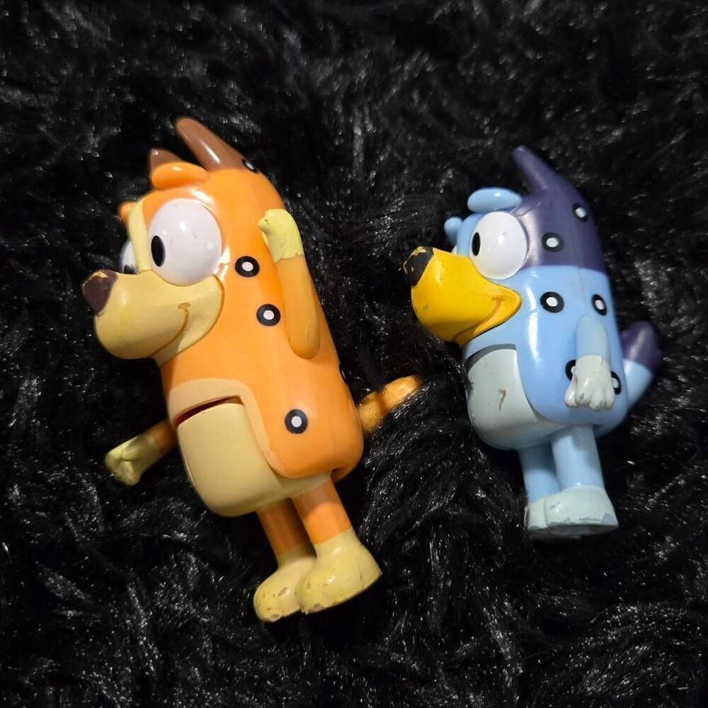 Bluey and Mom Chili Toy Figures with spots - Picture 2 of 3